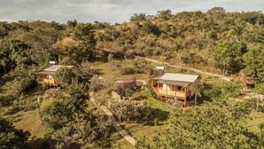 A remote eco-lodge with wooden cabins surrounded by dense forest. - Canto dos Pireneus Hospedaria (Pirenopolis)
