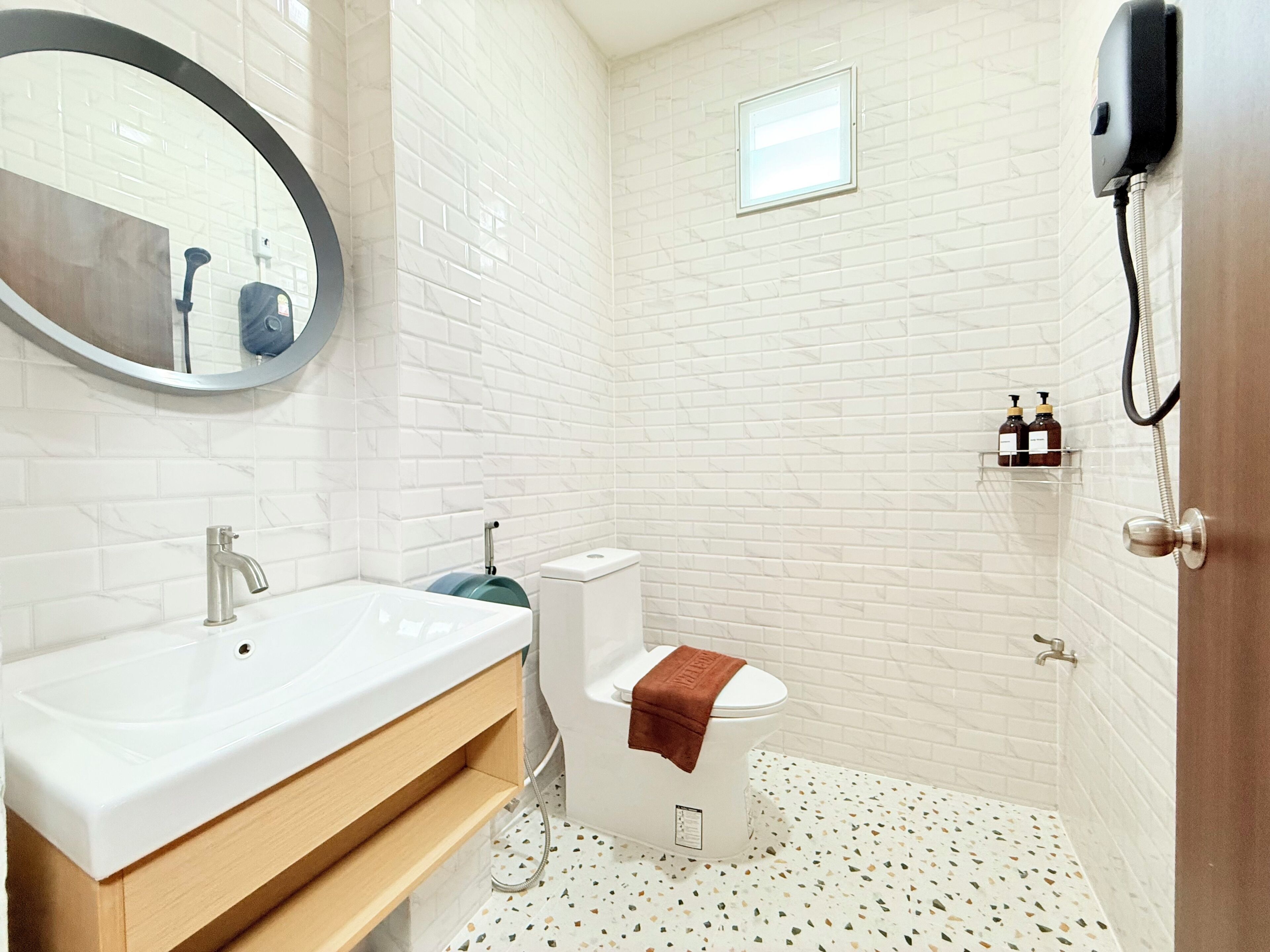 Een haardroger, een bidet, handdoeken, zeep