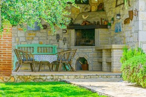 Outdoor dining - Villa Irinea - 4 persons, private pool, barbecue, pet friendly (Kringa)