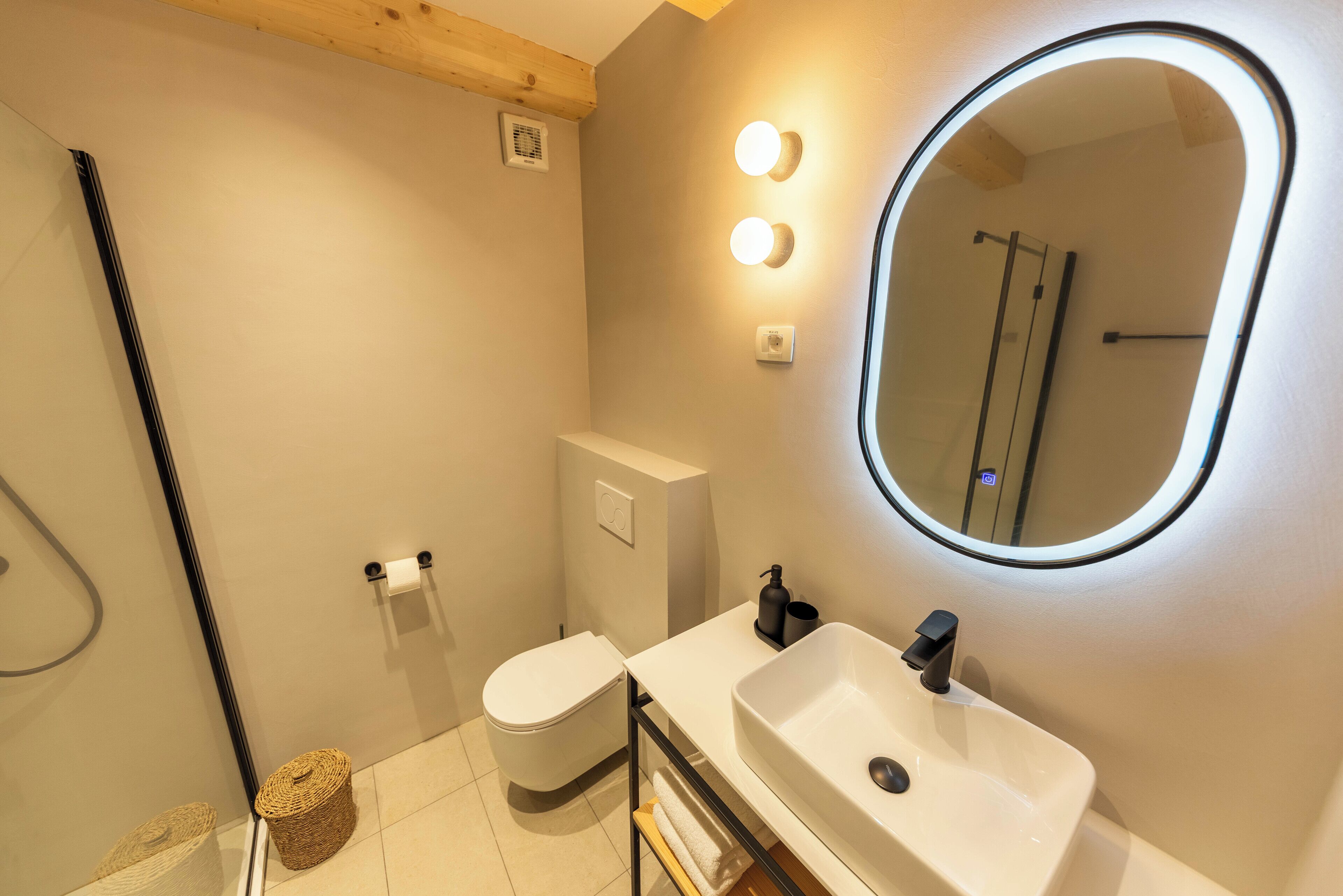 Comfort Studio | Bathroom | Shower, hair dryer, towels, soap