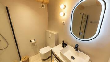 Comfort Studio | Bathroom | Shower, hair dryer, towels, soap
