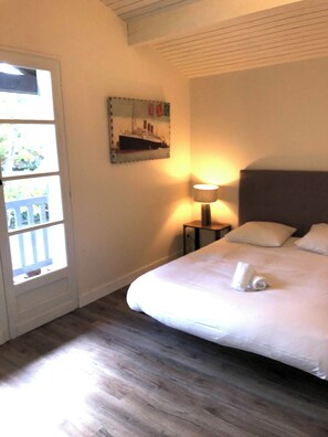 5 habitaciones, tabla de planchar con plancha, internet y ropa de cama 