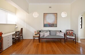 TV, offices - Light and Spacious Sea View One Bedroom (Cape Town)