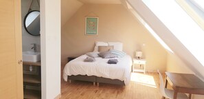 Room - 4-bedroom house, sea view and enclosed garden, beaches 400m away and shops on foot (Saint-Pol-de-Léon)