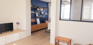 Interior - 4-bedroom house, sea view and enclosed garden, beaches 400m away and shops on foot (Saint-Pol-de-Léon)