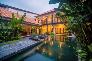 Outdoor pool, pool umbrellas, sun loungers - 3BR Villa White Rose Central Canggu (Canggu)