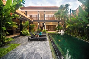 Outdoor pool, pool umbrellas, sun loungers - 3BR Villa White Rose Central Canggu (Canggu)