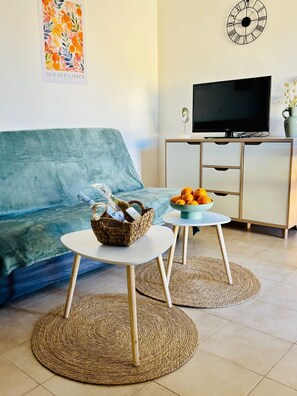 Living area - Waterfront studio sleeps 4 (Santa-Maria-Poggio)