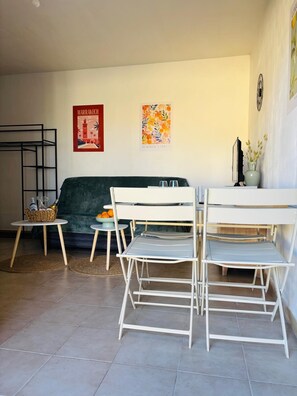 Interior - Waterfront studio sleeps 4 (Santa-Maria-Poggio)