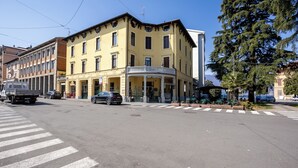 A street view with a building labeled 'BAR CENTRAL' at a crosswalk. - Elegant Lakefront Penthouse - Casa Barozzi (Luino)