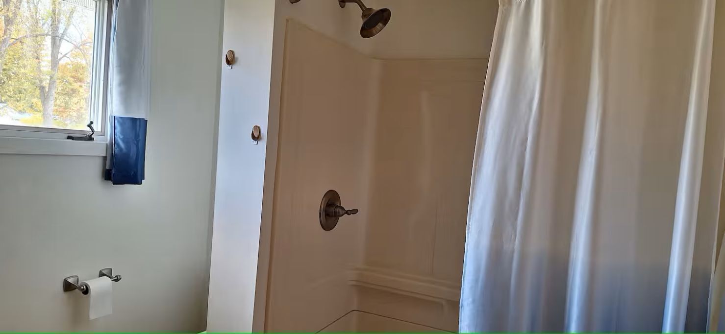 Séchoir à cheveux, serviettes fournies, savon, papier de toilette