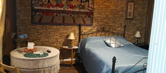 Maison Centenaire historique:  Grande cours pour feu de camp et activités.