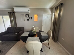 Dining - Cozy 1-bedroom apartment in tranquil Kingston with AC/Hot Water (Kingston)