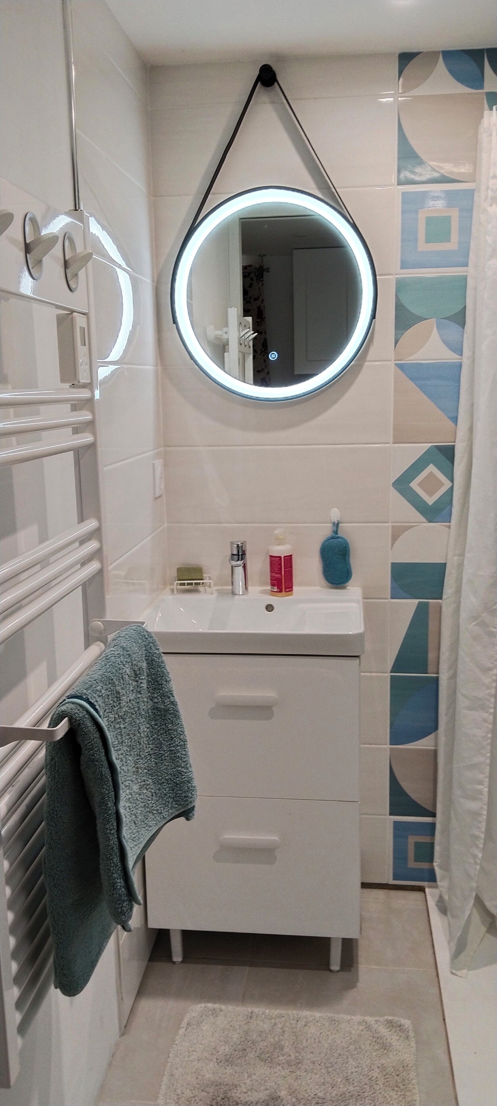 Dusche, Haartrockner, Handtücher, Seife