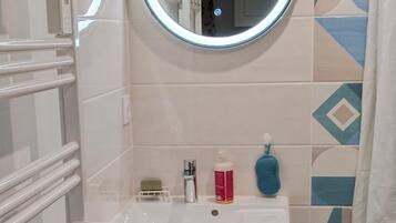 Dusche, Haartrockner, Handtücher, Seife