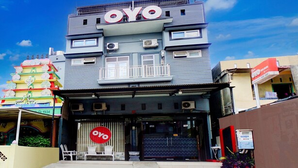 Rakennuksessa on selkeästi näkyvässä paikassa oleva «OYO»-kyltti, portti sisäänkäynnillä ja pieni parveke, jossa on tuoleja.