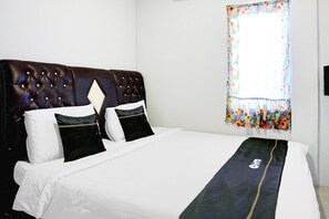 1 bedroom, desk, bed sheets - Cozy Double Escape W/ Free WiFi and Parking (Banda Aceh)