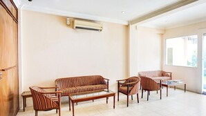 Une pièce comprenant un canapé, une table basse et une fenêtre.