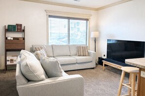 Living area - Spacious Home - Sleeps 7 - Full Kitchen (Rexburg)