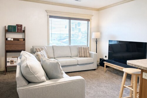 Spacious Home - Sleeps 7 - Full Kitchen