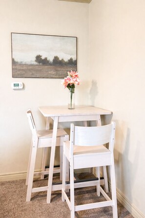 Dining - Spacious Home - Sleeps 7 - Full Kitchen (Rexburg)