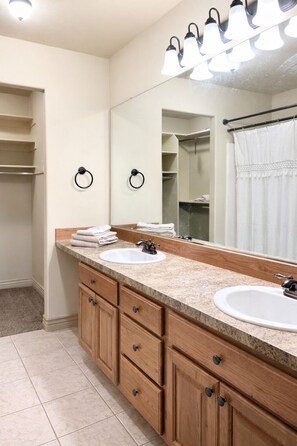 Bathroom - Spacious Home - Sleeps 7 - Full Kitchen (Rexburg)