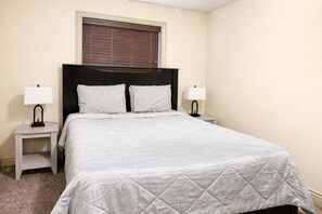 Room - Spacious Home - Sleeps 7 - Full Kitchen (Rexburg)