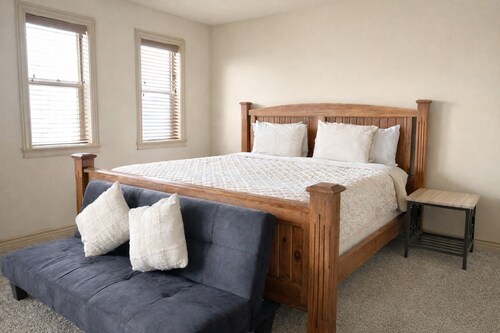 Spacious Home - Sleeps 7 - Full Kitchen