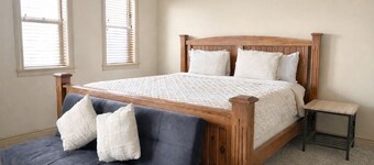 Spacious Home - Sleeps 7 - Full Kitchen