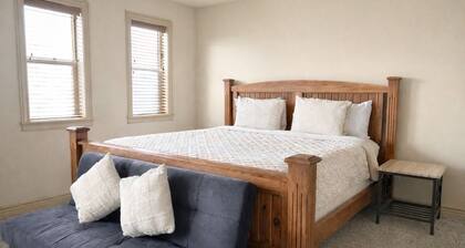 Spacious Home - Sleeps 7 - Full Kitchen