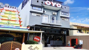 A building with a prominent 'OYO' sign, a gated entrance, and a balcony. - Cozy Twin Escape with Free WiFi and Parking (Banda Aceh)
