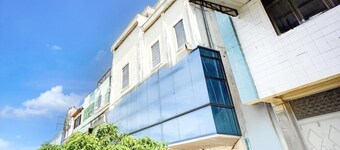 Stylish DBL Suite Escape W/ Free WiFi and Parking