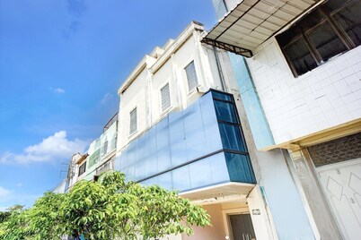 Stylish DBL Suite Escape W/ Free WiFi and Parking