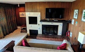 TV, fireplace, offices - Top of the Mountain Lodge (South Lake Tahoe)