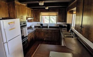 Fridge, microwave, oven, stovetop - Top of the Mountain Lodge (South Lake Tahoe)
