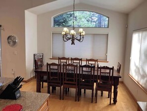 Dining - Upscale Mountain home on the bike path (South Lake Tahoe)