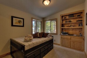 Iron/ironing board, WiFi, bed sheets - Brand New Upscale Home, Hot Tub, Foosball (South Lake Tahoe)