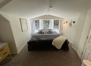 WiFi, bed sheets - New! Walking distance to the lake and beach! (Kings Beach)