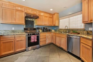 Fridge, microwave, oven, stovetop - Private Beach, Pool Table, Close to Everything (South Lake Tahoe)
