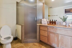 Shower, shampoo - Private Beach, Pool Table, Close to Everything (South Lake Tahoe)