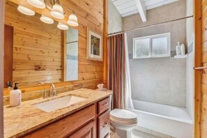 Shower, shampoo - Newly Renovated with Foosball Table (South Lake Tahoe)