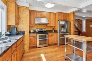 Fridge, microwave, oven, stovetop - Newly Renovated with Foosball Table (South Lake Tahoe)