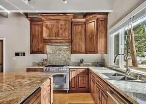 Fridge, microwave, stovetop, dishwasher - Large Family ski Chalet blocks to the ski resort (South Lake Tahoe)