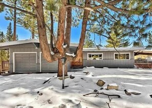 Exterior - Large Family ski Chalet blocks to the ski resort (South Lake Tahoe)