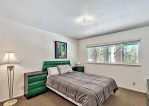 WiFi, bed sheets - Large Family ski Chalet blocks to the ski resort (South Lake Tahoe)