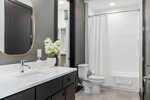 Shower, hair dryer, towels, shampoo - The Wild Rose House - Brand New - Skyline Views (Nashville)