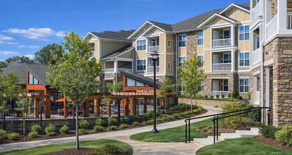 Luxury NFL Draft Stay- 1BR Designer Apartment -20–25 Min to Downtown Pittsburgh