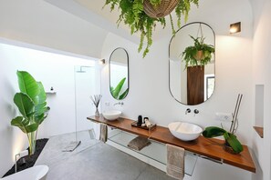 Douche, sèche-cheveux, serviettes fournies, savon