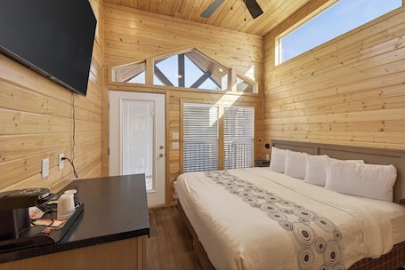 Free WiFi. Cozy Tiny Home 2 King Room Sleeps 4