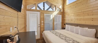 Cozy Tiny Home 2 King Room Sleeps 4